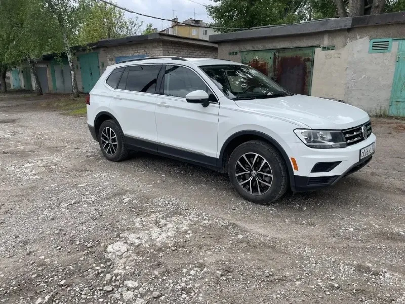 Продам volkswagen tiguan 2021, от собственника 2.0 tsi (бензин), 117 000 родного пробега, полный привод. цена: 2 850 000 торг · год: 2021 · мотор: 2.0 бензин · привод: полный · кпп: автомат · состояние: без дтп, оригинальная краска подвеска не гремит. комфорт и опции : · светодиодные фары · двухзонный климат-контроль · электрорегулировки сидений · подогрев сидений передних · камеры 360° / парктроники · беспроводные carplay и android auto · бесключевой доступ по истории и обслуживанию: · два ключа, птс оригинал · то проводило вовремя · салон чистый, без запахов, не курил · шины: лето почему мой вариант: автомобиль в родной заводской краске, по кузову вопросов нет. двигатель работает тихо, коробка переключается плавно. подвеска на 2021 год собрана — ничего не стучит. полный привод подключается мгновенно, на снег/грязь реагирует отлично. показ в городе макеевка. смотрите в любое время звоните +79493178606 📞 звоните: +7(949)3178606 - фотография - 5