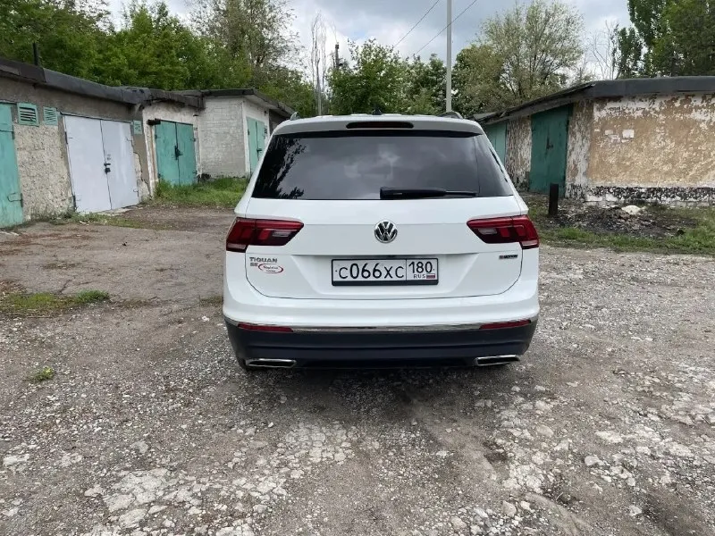 Продам volkswagen tiguan 2021, от собственника 2.0 tsi (бензин), 117 000 родного пробега, полный привод. цена: 2 850 000 торг · год: 2021 · мотор: 2.0 бензин · привод: полный · кпп: автомат · состояние: без дтп, оригинальная краска подвеска не гремит. комфорт и опции : · светодиодные фары · двухзонный климат-контроль · электрорегулировки сидений · подогрев сидений передних · камеры 360° / парктроники · беспроводные carplay и android auto · бесключевой доступ по истории и обслуживанию: · два ключа, птс оригинал · то проводило вовремя · салон чистый, без запахов, не курил · шины: лето почему мой вариант: автомобиль в родной заводской краске, по кузову вопросов нет. двигатель работает тихо, коробка переключается плавно. подвеска на 2021 год собрана — ничего не стучит. полный привод подключается мгновенно, на снег/грязь реагирует отлично. показ в городе макеевка. смотрите в любое время звоните +79493178606 📞 звоните: +7(949)3178606 - фотография - 6