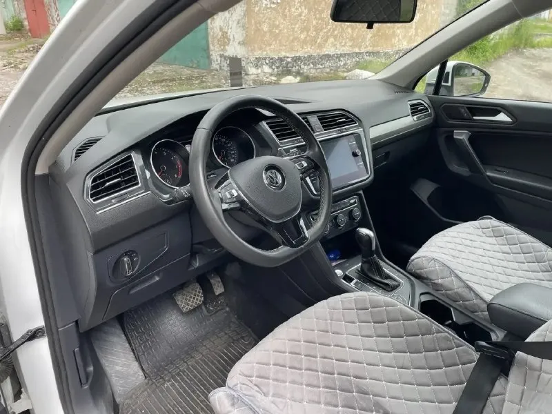 Продам volkswagen tiguan 2021, от собственника 2.0 tsi (бензин), 117 000 родного пробега, полный привод. цена: 2 850 000 торг · год: 2021 · мотор: 2.0 бензин · привод: полный · кпп: автомат · состояние: без дтп, оригинальная краска подвеска не гремит. комфорт и опции : · светодиодные фары · двухзонный климат-контроль · электрорегулировки сидений · подогрев сидений передних · камеры 360° / парктроники · беспроводные carplay и android auto · бесключевой доступ по истории и обслуживанию: · два ключа, птс оригинал · то проводило вовремя · салон чистый, без запахов, не курил · шины: лето почему мой вариант: автомобиль в родной заводской краске, по кузову вопросов нет. двигатель работает тихо, коробка переключается плавно. подвеска на 2021 год собрана — ничего не стучит. полный привод подключается мгновенно, на снег/грязь реагирует отлично. показ в городе макеевка. смотрите в любое время звоните +79493178606 📞 звоните: +7(949)3178606 - фотография - 7