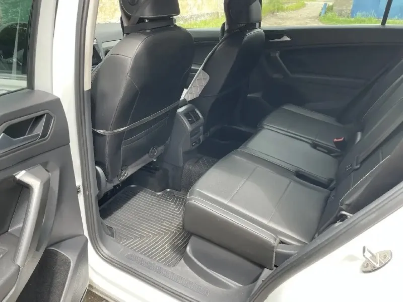 Продам volkswagen tiguan 2021, от собственника 2.0 tsi (бензин), 117 000 родного пробега, полный привод. цена: 2 850 000 торг · год: 2021 · мотор: 2.0 бензин · привод: полный · кпп: автомат · состояние: без дтп, оригинальная краска подвеска не гремит. комфорт и опции : · светодиодные фары · двухзонный климат-контроль · электрорегулировки сидений · подогрев сидений передних · камеры 360° / парктроники · беспроводные carplay и android auto · бесключевой доступ по истории и обслуживанию: · два ключа, птс оригинал · то проводило вовремя · салон чистый, без запахов, не курил · шины: лето почему мой вариант: автомобиль в родной заводской краске, по кузову вопросов нет. двигатель работает тихо, коробка переключается плавно. подвеска на 2021 год собрана — ничего не стучит. полный привод подключается мгновенно, на снег/грязь реагирует отлично. показ в городе макеевка. смотрите в любое время звоните +79493178606 📞 звоните: +7(949)3178606 - фотография - 8