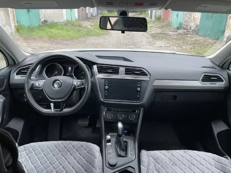 Продам volkswagen tiguan 2021, от собственника 2.0 tsi (бензин), 117 000 родного пробега, полный привод. цена: 2 850 000 торг · год: 2021 · мотор: 2.0 бензин · привод: полный · кпп: автомат · состояние: без дтп, оригинальная краска подвеска не гремит. комфорт и опции : · светодиодные фары · двухзонный климат-контроль · электрорегулировки сидений · подогрев сидений передних · камеры 360° / парктроники · беспроводные carplay и android auto · бесключевой доступ по истории и обслуживанию: · два ключа, птс оригинал · то проводило вовремя · салон чистый, без запахов, не курил · шины: лето почему мой вариант: автомобиль в родной заводской краске, по кузову вопросов нет. двигатель работает тихо, коробка переключается плавно. подвеска на 2021 год собрана — ничего не стучит. полный привод подключается мгновенно, на снег/грязь реагирует отлично. показ в городе макеевка. смотрите в любое время звоните +79493178606 📞 звоните: +7(949)3178606 - фотография - 9