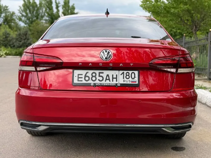 Volkswagen passat sel premium 2020 ✅ 2020 год ✅ мотор 2.0т / бензин / акпп (aisin) ✅ пробег 88.000 км ✅ 1 владелец 🔥 автомобиль в максимальной комплектации sel premium ﻿﻿• акустическая система "fender" ﻿﻿• память сидений, бесключевой доступ, start-stop, слепые зоны. • ﻿﻿люк, парктроники спереди и сзади, ассистент автопарковки, камера заднего вида. • ﻿﻿адаптивный круиз-контроль с датчиком обнаружения препятствий и контролем дистанции, а также удержанием в полосе. • ﻿﻿климат-контроль, электропривод сидений, обогрев всех сидений и зеркал. • ﻿﻿максимальная заводская led-оптика, дистанционный запуск с ключа, расширенная отделка салона кожей и деревом. • ﻿﻿полностью русифицированная мультимедиа с картами местности и carplay. 🚗автомобиль в отличном состоянии, полностью обслужен. кузов покрыт керамикой. два комплекта резины лето/зима. возможен обмен цена 2,2 млн +79498391422 - фотография - 5