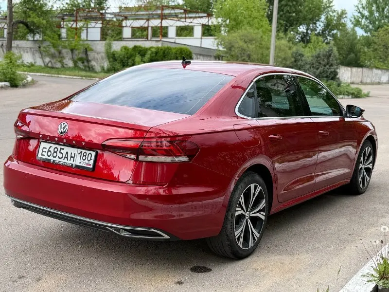 Volkswagen passat sel premium 2020 ✅ 2020 год ✅ мотор 2.0т / бензин / акпп (aisin) ✅ пробег 88.000 км ✅ 1 владелец 🔥 автомобиль в максимальной комплектации sel premium ﻿﻿• акустическая система "fender" ﻿﻿• память сидений, бесключевой доступ, start-stop, слепые зоны. • ﻿﻿люк, парктроники спереди и сзади, ассистент автопарковки, камера заднего вида. • ﻿﻿адаптивный круиз-контроль с датчиком обнаружения препятствий и контролем дистанции, а также удержанием в полосе. • ﻿﻿климат-контроль, электропривод сидений, обогрев всех сидений и зеркал. • ﻿﻿максимальная заводская led-оптика, дистанционный запуск с ключа, расширенная отделка салона кожей и деревом. • ﻿﻿полностью русифицированная мультимедиа с картами местности и carplay. 🚗автомобиль в отличном состоянии, полностью обслужен. кузов покрыт керамикой. два комплекта резины лето/зима. возможен обмен цена 2,2 млн +79498391422 - фотография - 6