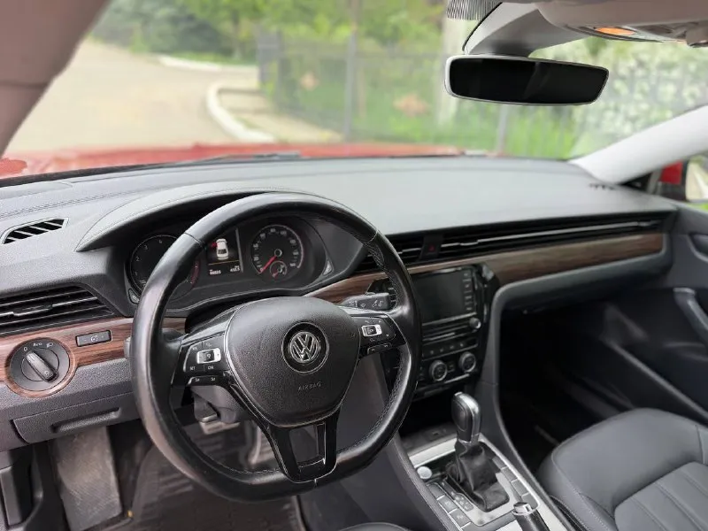 Volkswagen passat sel premium 2020 ✅ 2020 год ✅ мотор 2.0т / бензин / акпп (aisin) ✅ пробег 88.000 км ✅ 1 владелец 🔥 автомобиль в максимальной комплектации sel premium ﻿﻿• акустическая система "fender" ﻿﻿• память сидений, бесключевой доступ, start-stop, слепые зоны. • ﻿﻿люк, парктроники спереди и сзади, ассистент автопарковки, камера заднего вида. • ﻿﻿адаптивный круиз-контроль с датчиком обнаружения препятствий и контролем дистанции, а также удержанием в полосе. • ﻿﻿климат-контроль, электропривод сидений, обогрев всех сидений и зеркал. • ﻿﻿максимальная заводская led-оптика, дистанционный запуск с ключа, расширенная отделка салона кожей и деревом. • ﻿﻿полностью русифицированная мультимедиа с картами местности и carplay. 🚗автомобиль в отличном состоянии, полностью обслужен. кузов покрыт керамикой. два комплекта резины лето/зима. возможен обмен цена 2,2 млн +79498391422 - фотография - 8