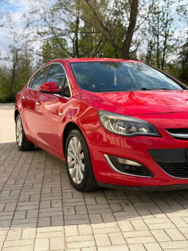 Opel astra j 2012 г. в,1.6 атмосфера, автомат цена 820💰 тыс. руб торг пробег 197 тысяч, родной, подтвержден автотекой. машина в отличном состоянии, вид имеет. комплектация полная cosmo. двигатель работает идеально, не троит, не дымит, едет отлично. по коробке так же вопросов вообще нет, спокойно переключает, без пинков, рывков и тд. электрика вся работает, кандер(климат)заправлен, дует, подогрев руля работает, сидений так же работает. у автомобиля 1 хозяин за всю жизнь. автотека зеленая✅ -по запросу скину все стекла родные, в том числе и лобовое. два ключа тех осмотр пройден переоформление в мрэо обязательно, можно с моим присутствием. г. макеевка, связь +79494094295 +79493219323 📞 🇷🇺 звоните: +79494094295 - фотография - 1