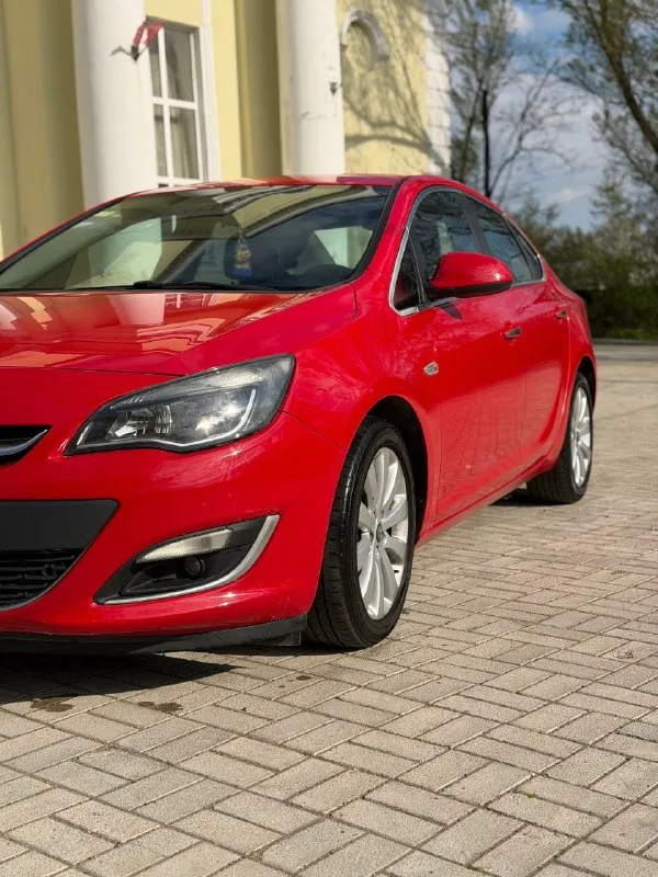 Opel astra j 2012 г. в,1.6 атмосфера, автомат цена 820💰 тыс. руб торг пробег 197 тысяч, родной, подтвержден автотекой. машина в отличном состоянии, вид имеет. комплектация полная cosmo. двигатель работает идеально, не троит, не дымит, едет отлично. по коробке так же вопросов вообще нет, спокойно переключает, без пинков, рывков и тд. электрика вся работает, кандер(климат)заправлен, дует, подогрев руля работает, сидений так же работает. у автомобиля 1 хозяин за всю жизнь. автотека зеленая✅ -по запросу скину все стекла родные, в том числе и лобовое. два ключа тех осмотр пройден переоформление в мрэо обязательно, можно с моим присутствием. г. макеевка, связь +79494094295 +79493219323 📞 🇷🇺 звоните: +79494094295 - фотография - 2