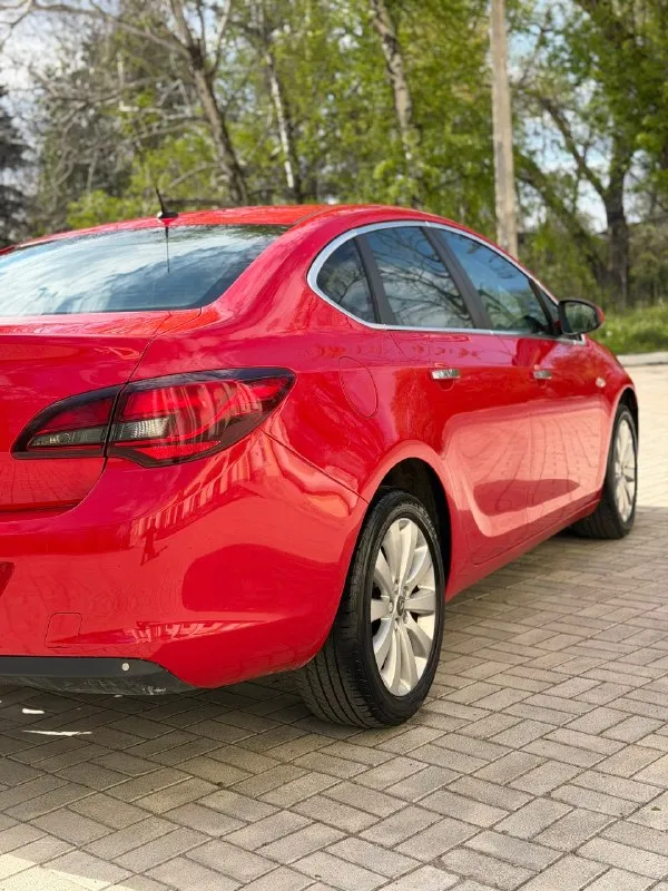 Opel astra j 2012 г. в,1.6 атмосфера, автомат цена 820💰 тыс. руб торг пробег 197 тысяч, родной, подтвержден автотекой. машина в отличном состоянии, вид имеет. комплектация полная cosmo. двигатель работает идеально, не троит, не дымит, едет отлично. по коробке так же вопросов вообще нет, спокойно переключает, без пинков, рывков и тд. электрика вся работает, кандер(климат)заправлен, дует, подогрев руля работает, сидений так же работает. у автомобиля 1 хозяин за всю жизнь. автотека зеленая✅ -по запросу скину все стекла родные, в том числе и лобовое. два ключа тех осмотр пройден переоформление в мрэо обязательно, можно с моим присутствием. г. макеевка, связь +79494094295 +79493219323 📞 🇷🇺 звоните: +79494094295 - фотография - 3