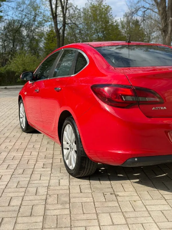 Opel astra j 2012 г. в,1.6 атмосфера, автомат цена 820💰 тыс. руб торг пробег 197 тысяч, родной, подтвержден автотекой. машина в отличном состоянии, вид имеет. комплектация полная cosmo. двигатель работает идеально, не троит, не дымит, едет отлично. по коробке так же вопросов вообще нет, спокойно переключает, без пинков, рывков и тд. электрика вся работает, кандер(климат)заправлен, дует, подогрев руля работает, сидений так же работает. у автомобиля 1 хозяин за всю жизнь. автотека зеленая✅ -по запросу скину все стекла родные, в том числе и лобовое. два ключа тех осмотр пройден переоформление в мрэо обязательно, можно с моим присутствием. г. макеевка, связь +79494094295 +79493219323 📞 🇷🇺 звоните: +79494094295 - фотография - 4