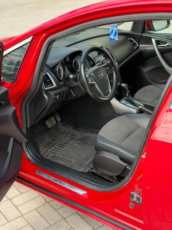 Opel astra j 2012 г. в,1.6 атмосфера, автомат цена 820💰 тыс. руб торг пробег 197 тысяч, родной, подтвержден автотекой. машина в отличном состоянии, вид имеет. комплектация полная cosmo. двигатель работает идеально, не троит, не дымит, едет отлично. по коробке так же вопросов вообще нет, спокойно переключает, без пинков, рывков и тд. электрика вся работает, кандер(климат)заправлен, дует, подогрев руля работает, сидений так же работает. у автомобиля 1 хозяин за всю жизнь. автотека зеленая✅ -по запросу скину все стекла родные, в том числе и лобовое. два ключа тех осмотр пройден переоформление в мрэо обязательно, можно с моим присутствием. г. макеевка, связь +79494094295 +79493219323 📞 🇷🇺 звоните: +79494094295 - фотография - 7