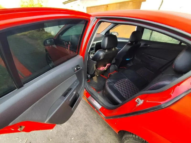 Продам оpel astra h 2007! двигатель 1,6. машина обслуживалисась только в сервисе, ходовая на отлично! цена 300 тыс. все вопросы по номеру +79493548382 📞 звоните: +7(949)3548382 - фотография - 1