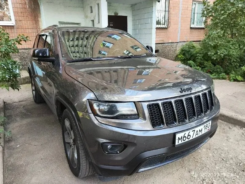 🚙 jeep grand cherokee 3.6, 2015 г. в. — 2 700 000 ₽ проверенный американский внедорожник с честной историей. пробег 168000— не скручен, не затирался. автомобиль живёт своей жизнью и цифры не скрывает. двигатель v6 3.6 pentastar — цепь, «атмосферник», без сложных турбин. автомат zf (8 передач) — один из самых ресурсных. полный привод — уверенность в любую погоду. салон: кожа, панорама, всё в электричестве. обслужен, обут, готов к ежедневным поездкам и вылазкам за город. 💰 2 700 000 ₽ — адекватная цена за живой и укомплектованный grand cherokee. 📲 звоните/пишите: +79495018787 - фотография - 6