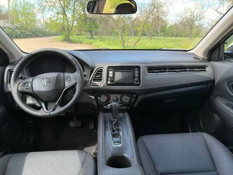 В продаже один из самых надежных автомобилей, компактный кроссовер honda hr-v, 2017 год, родной пробег - 54 т. км. , еще огромный ресурс в запасе, двигатель i-vtec - 1.8 атмосферный, 141 л. с. , бензин - максимально надежный, шустрый и экономичный. все стекла родные, установлена хорошая линзованная led-оптика, новый аккум. комплектация: кожаные салон, дверные карты и мультируль, электрический ручник, brake-hold, handsfree, abs/esp/антибукс, штатная камера заднего вида, круиз контроль, кондиционер. автомобиль полностью обслужен, салон как новый, кузов без сколов и царапин! машина в семье с 2018 года, менялись только расходники. салон и багажник очень вместительные, клиренс 180 мм. отличный автомобиль для семьи! я хозяин, переоформление в мрео, красивые номера в подарок. цена 1.790 т. р. , торг, г. шахтерск, +79493004188 📞 звоните: +7(949)3004188 - фотография - 2