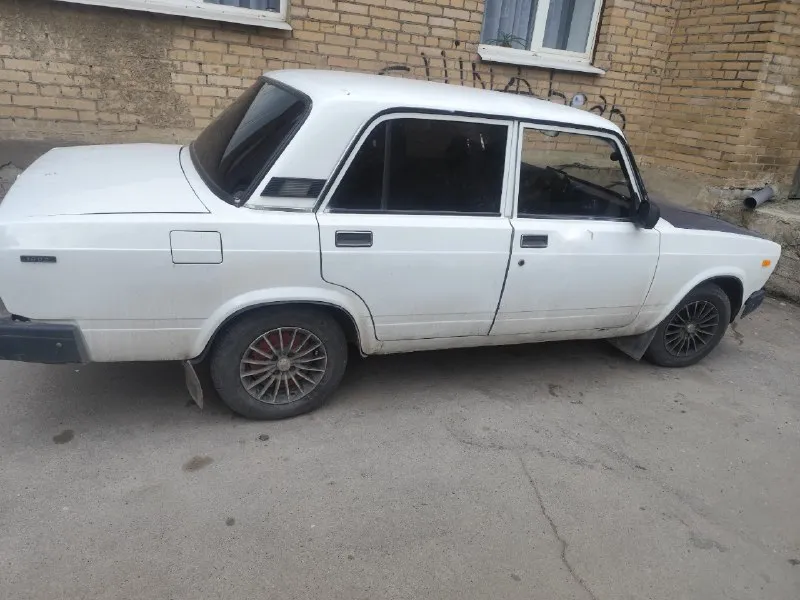 Продам автомобиль ваз 2107,2004 года выпуска живая машина на ходу есть незначительные косяки по лкп, двигатель и коробка передач в исправном состоянии дно не гнилое ходовая перебрана новый аккумулятор документы в порядке готовы к продаже находится в харцызске цена 150 тысяч рублей остальные вопросы по телефону+79493652853 📞 звоните: +7(949)3652853 - фотография - 4
