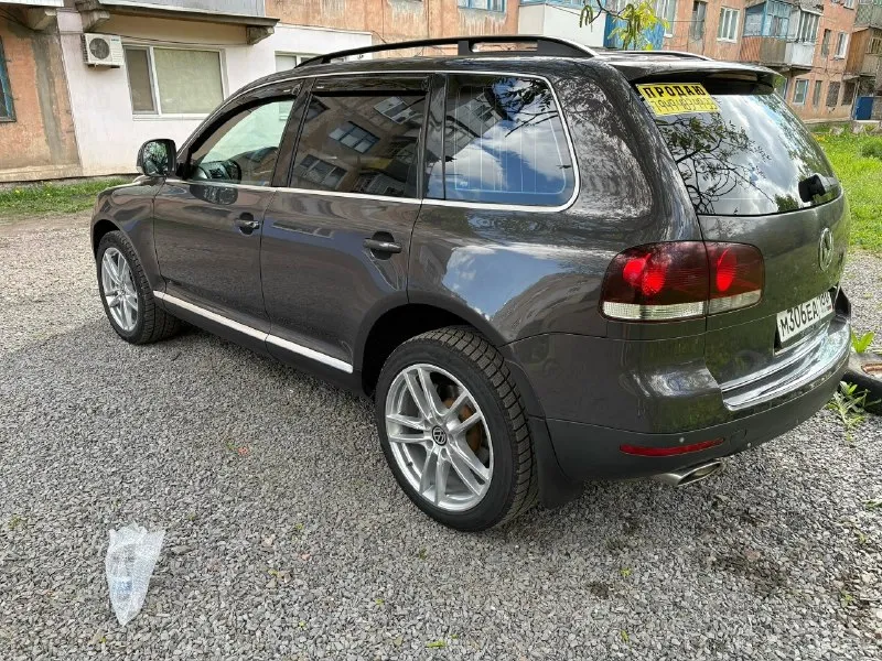Продаю свою машину volkswagen туарег 2008г/в ; 3.6 бензин;199000тыс пробег, родной. машина на ходу(сел и поехал), машинка на пневме, всё новое, ходовая перебрана, всё работает без проблем, не требует вложений! салон ухоженный, не прокуренный! цена1🍋100тыс. торг уместен при осмотре (г. шахтёрск) +79494834933 📞 звоните: +7(949)4834933 - фотография - 3