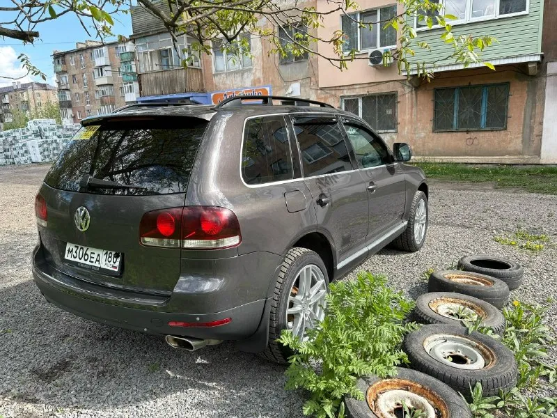 Продаю свою машину volkswagen туарег 2008г/в ; 3.6 бензин;199000тыс пробег, родной. машина на ходу(сел и поехал), машинка на пневме, всё новое, ходовая перебрана, всё работает без проблем, не требует вложений! салон ухоженный, не прокуренный! цена1🍋100тыс. торг уместен при осмотре (г. шахтёрск) +79494834933 📞 звоните: +7(949)4834933 - фотография - 4