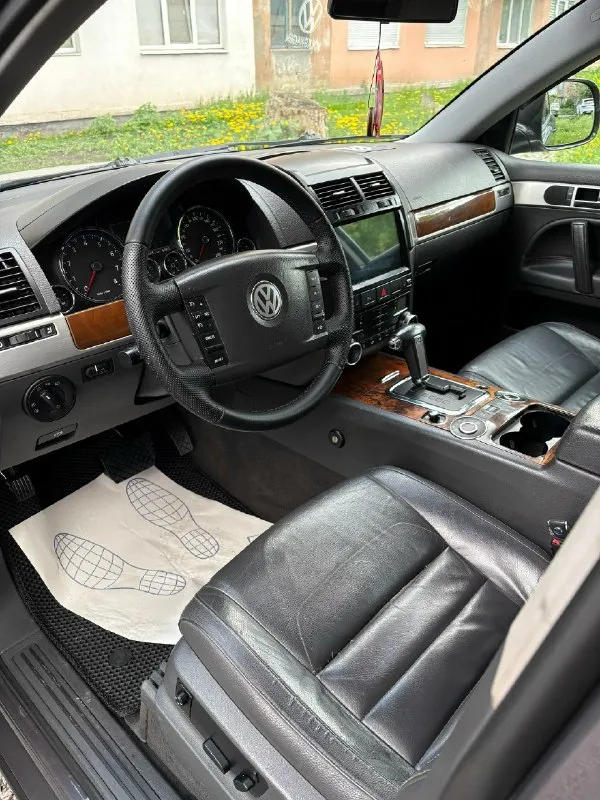 Продаю свою машину volkswagen туарег 2008г/в ; 3.6 бензин;199000тыс пробег, родной. машина на ходу(сел и поехал), машинка на пневме, всё новое, ходовая перебрана, всё работает без проблем, не требует вложений! салон ухоженный, не прокуренный! цена1🍋100тыс. торг уместен при осмотре (г. шахтёрск) +79494834933 📞 звоните: +7(949)4834933 - фотография - 5