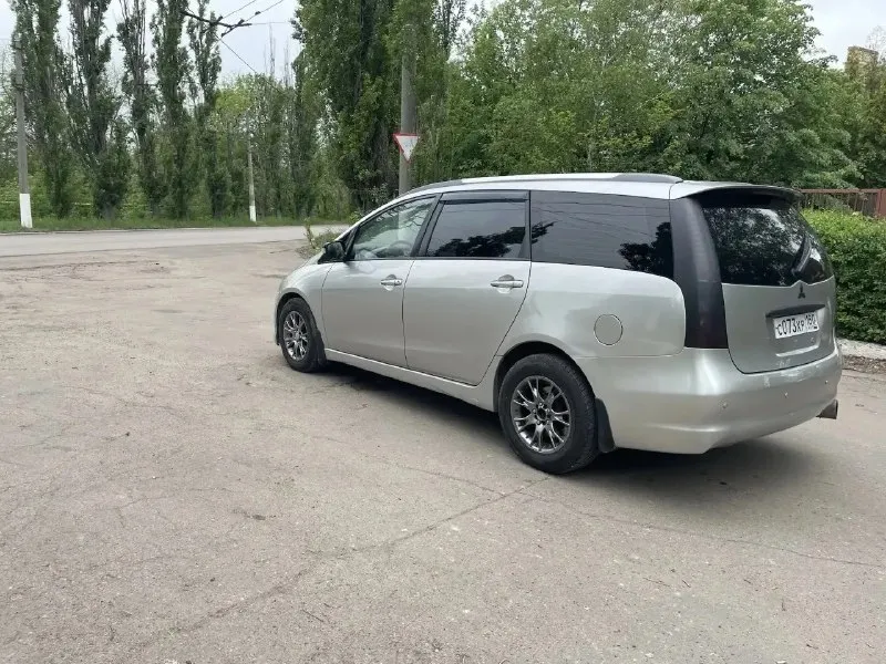 Mitsubishi grandis 2008, 2.4 at, минивэн — идеален для семьи

· Год выпуска: 2008
· Двигатель: 2.4 газ/бензин (газ зарегистрирован)
· Коробка: автомат
· Привод: передний
· Пробег: 256 000км( родной)
Описание:
Продаю надёжный и вместительный mitsubishi grandis.
Автомобиль в отличном техническом состоянии, готов к эксплуатации без вложений. Двигатель 2.4 и проверенный 4-ступенчатый «автомат» — один из самых живучих тандемов у mitsubishi.
По кузову и салону:
· Кузов ровный, критической коррозии нет
· Салон чистый, тканевый, сиденья не порваны.
· Третий ряд сидений складывается в пол — получается огромный багажник.
Техническая часть:
· Двигатель заводится с пол-оборота, работает ровно, не дымит, масло не ест.
· Акпп переключается плавно, без пинков и рывков.
· Ходовая в порядке.
· Тормозная система исправна.
· По регламенту заменены масла в двигателе и коробке, фильтра, ремень грм.
Комфорт и опции:
· Полный электропакет (стеклоподъёмники, зеркала).
· Кондиционер

Цена: 550 торг город макеевка +79493846283 - фотография - 6