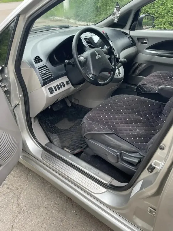 Mitsubishi grandis 2008, 2.4 at, минивэн — идеален для семьи

· Год выпуска: 2008
· Двигатель: 2.4 газ/бензин (газ зарегистрирован)
· Коробка: автомат
· Привод: передний
· Пробег: 256 000км( родной)
Описание:
Продаю надёжный и вместительный mitsubishi grandis.
Автомобиль в отличном техническом состоянии, готов к эксплуатации без вложений. Двигатель 2.4 и проверенный 4-ступенчатый «автомат» — один из самых живучих тандемов у mitsubishi.
По кузову и салону:
· Кузов ровный, критической коррозии нет
· Салон чистый, тканевый, сиденья не порваны.
· Третий ряд сидений складывается в пол — получается огромный багажник.
Техническая часть:
· Двигатель заводится с пол-оборота, работает ровно, не дымит, масло не ест.
· Акпп переключается плавно, без пинков и рывков.
· Ходовая в порядке.
· Тормозная система исправна.
· По регламенту заменены масла в двигателе и коробке, фильтра, ремень грм.
Комфорт и опции:
· Полный электропакет (стеклоподъёмники, зеркала).
· Кондиционер

Цена: 550 торг город макеевка +79493846283 - фотография - 8