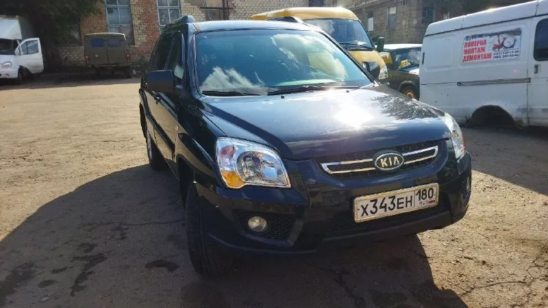 Продам  kia sportage 2010г. В. , пробег 140000км, двигатель 2.0 бензин, механическая коробка передач, передний привод, климат- контроль, подогрев сидений, электро регулировка зеркал, электро-стеклоподъёмники, парктроник, штатная музыка, не перекрашивалась не одна деталь, комплект зимней резины. Цена 900000₽, торг, возможен обмен. Автомобиль находится в донецке. Тел. +79598013913 - фотография - 1