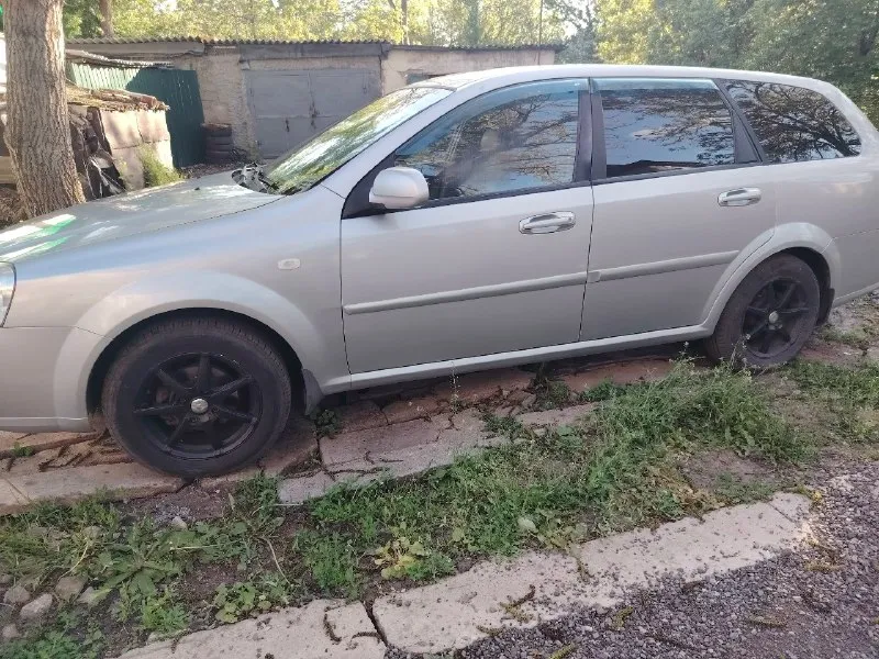 Продам chevrolet лачетти универсал 2006 г. Бензин. 1.6., пробег 290.за время владения заменил клапанную крышку на алюм. , радиатор печки, основной радиатор, задние суппорта. Осенью 2025 г. Заменил масло в коробке, шаровые, расширительный бачек, бачек гура и масло, термостат, заправил кондер. С машиной отдам новые стойки стабилизатора(передние), резинки заднего стабилизатора, усилитель заднего бампера, зиму на штампах. Хочу 450 тыс. +79493277882 снежное
📞 Звоните: +7(949)3277882 - фотография - 4