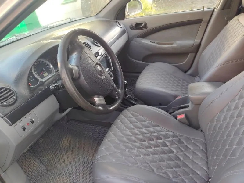 Продам chevrolet лачетти универсал 2006 г. Бензин. 1.6., пробег 290.за время владения заменил клапанную крышку на алюм. , радиатор печки, основной радиатор, задние суппорта. Осенью 2025 г. Заменил масло в коробке, шаровые, расширительный бачек, бачек гура и масло, термостат, заправил кондер. С машиной отдам новые стойки стабилизатора(передние), резинки заднего стабилизатора, усилитель заднего бампера, зиму на штампах. Хочу 450 тыс. +79493277882 снежное
📞 Звоните: +7(949)3277882 - фотография - 5