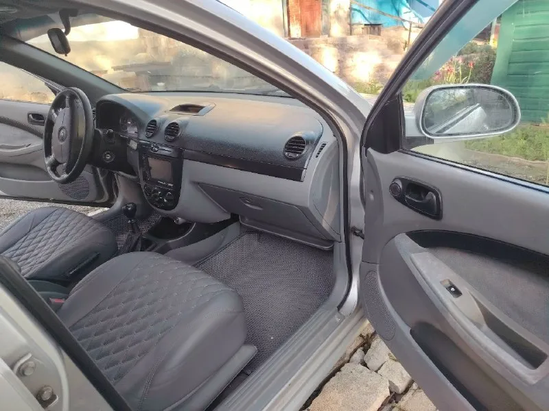 Продам chevrolet лачетти универсал 2006 г. Бензин. 1.6., пробег 290.за время владения заменил клапанную крышку на алюм. , радиатор печки, основной радиатор, задние суппорта. Осенью 2025 г. Заменил масло в коробке, шаровые, расширительный бачек, бачек гура и масло, термостат, заправил кондер. С машиной отдам новые стойки стабилизатора(передние), резинки заднего стабилизатора, усилитель заднего бампера, зиму на штампах. Хочу 450 тыс. +79493277882 снежное
📞 Звоните: +7(949)3277882 - фотография - 6