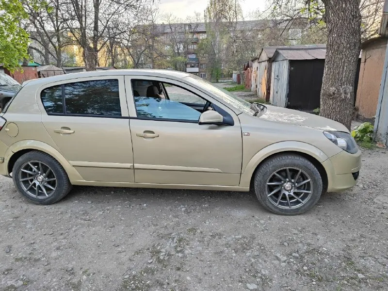Продам opel astra h 2005год выпуска. мотор 1.6 был капитальный ремонт двигателя на 245км. сейчас 292км. автомобиль в хорошем техническом состоянии. два комплекта резины. цена 500, торг у капота. +79494803183 📞 звоните: +7(949)4803183 - фотография - 2