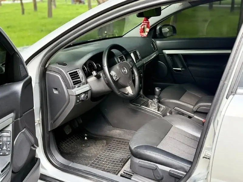 Продам: opel vectra opc line 1.8 бензин, механика 2008 года выпуска кузов отличный без дтп не бит заводской не гнилой нет намека даже на ржавчину днище, пороги, арки идеал очень много вложили в авто техника новой машины климат контроль, электронные стеклоподъемники 4 шт. , гур, магнитола подогревы сидений, сигнализация пробег оригинал 184.000 км можем ехать на любые сто и проверять я только за, за авто не стыдно звоните все по тел расскажу, таких автомобилей мало, хозяйский ухоженный цена:670.000 руб. возможно сопровождения в мрео торг у капота +79493829905 +79198860059 📞 🇷🇺 звоните: +7(919)8860059 - фотография - 4