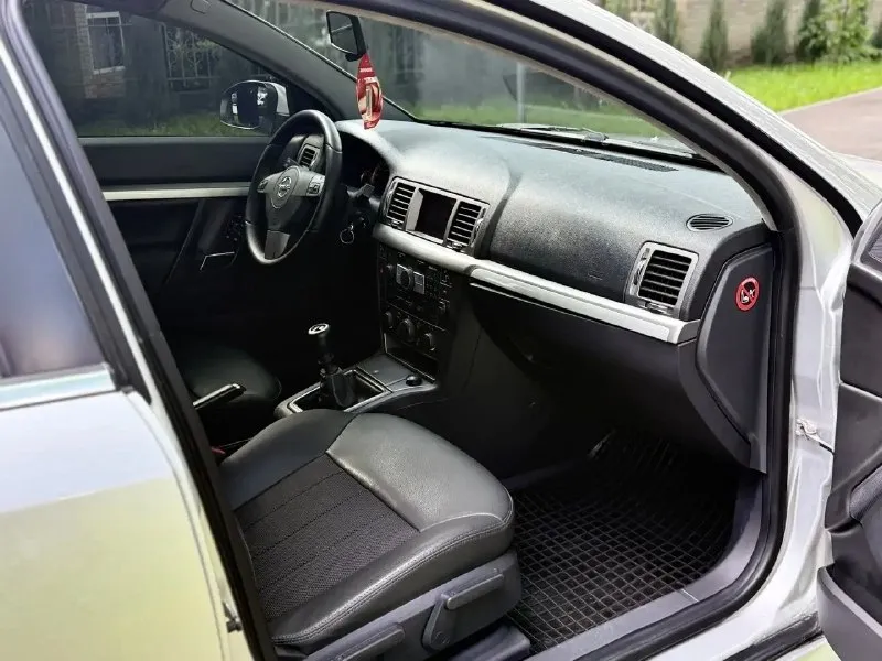 Продам: opel vectra opc line 1.8 бензин, механика 2008 года выпуска кузов отличный без дтп не бит заводской не гнилой нет намека даже на ржавчину днище, пороги, арки идеал очень много вложили в авто техника новой машины климат контроль, электронные стеклоподъемники 4 шт. , гур, магнитола подогревы сидений, сигнализация пробег оригинал 184.000 км можем ехать на любые сто и проверять я только за, за авто не стыдно звоните все по тел расскажу, таких автомобилей мало, хозяйский ухоженный цена:670.000 руб. возможно сопровождения в мрео торг у капота +79493829905 +79198860059 📞 🇷🇺 звоните: +7(919)8860059 - фотография - 5