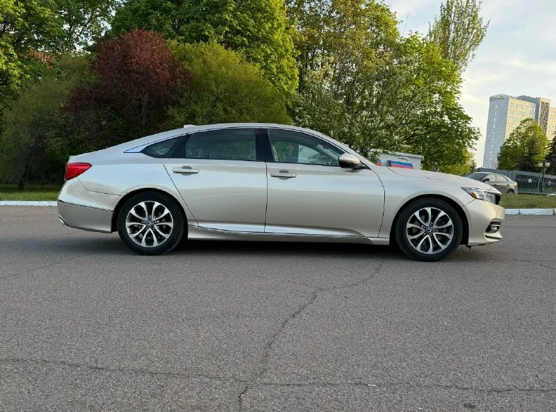 Honda accord x 2018 ✅ 1.5t бензин (192 л. с. ) 108 тысяч оригинального пробега, любые проверки птс оригинал, 1 хозяин в рф, юридически чистая все стекла в том числе лобовое оригинал! так же фары, фонари! два комплекта колес. обслуживалась только на мир honda. за последний год в машину вложено: передняя подвеска (сайлетблоки нижних рычагов, стойки стабилизатора), частично заменено масло в вариаторе с фильтром, прокладка клапанной крышки (болячка этих авто). масло в двигателе заменено 1.000 км назад. технически идеальное состояние, любые проверки приветствуют. очень жирная комплектация (touring) - есть обдув сидений, подогрев передних и задних сидений, проекция, carplay и android auto, адаптивный круиз контроль. в целом, очень бодрая и живая машина, будет ездить и ездить. есть мелкие косячки по кузову, на них уступлю. донецк 1.850.000 торг +7-949-008-20-60 📞 звоните: +7(949)0082060 - фотография - 3
