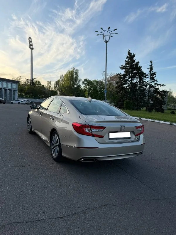 Honda accord x 2018 ✅ 1.5t бензин (192 л. с. ) 108 тысяч оригинального пробега, любые проверки птс оригинал, 1 хозяин в рф, юридически чистая все стекла в том числе лобовое оригинал! так же фары, фонари! два комплекта колес. обслуживалась только на мир honda. за последний год в машину вложено: передняя подвеска (сайлетблоки нижних рычагов, стойки стабилизатора), частично заменено масло в вариаторе с фильтром, прокладка клапанной крышки (болячка этих авто). масло в двигателе заменено 1.000 км назад. технически идеальное состояние, любые проверки приветствуют. очень жирная комплектация (touring) - есть обдув сидений, подогрев передних и задних сидений, проекция, carplay и android auto, адаптивный круиз контроль. в целом, очень бодрая и живая машина, будет ездить и ездить. есть мелкие косячки по кузову, на них уступлю. донецк 1.850.000 торг +7-949-008-20-60 📞 звоните: +7(949)0082060 - фотография - 4