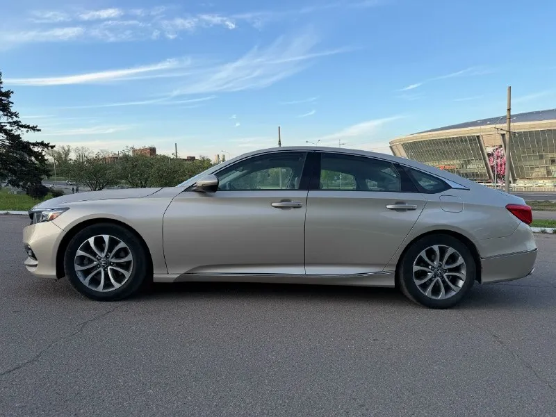 Honda accord x 2018 ✅ 1.5t бензин (192 л. с. ) 108 тысяч оригинального пробега, любые проверки птс оригинал, 1 хозяин в рф, юридически чистая все стекла в том числе лобовое оригинал! так же фары, фонари! два комплекта колес. обслуживалась только на мир honda. за последний год в машину вложено: передняя подвеска (сайлетблоки нижних рычагов, стойки стабилизатора), частично заменено масло в вариаторе с фильтром, прокладка клапанной крышки (болячка этих авто). масло в двигателе заменено 1.000 км назад. технически идеальное состояние, любые проверки приветствуют. очень жирная комплектация (touring) - есть обдув сидений, подогрев передних и задних сидений, проекция, carplay и android auto, адаптивный круиз контроль. в целом, очень бодрая и живая машина, будет ездить и ездить. есть мелкие косячки по кузову, на них уступлю. донецк 1.850.000 торг +7-949-008-20-60 📞 звоните: +7(949)0082060 - фотография - 5