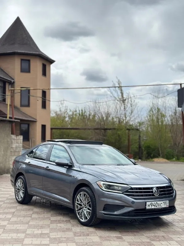 Продам volkswagen jetta sel 2019 года. мотор 1.4 turbo, коробка 8-ми ступенчатый автомат. богатая комплектация: климат контроль, панорама, электронная приборка, музыка beats, адаптивный круиз контроль, удержание в полосе. все стекла заводские, подушки не стреляли. 2 комплекта шин на дисках лето r18, зима на оригинальных r16 (оба комплекта новые). машина обслужена, вложений не требует. 3vwe57bu2km102283 город: макеевка пробег: 145.000 км цена: 1.850.000 руб. (возможна продажа в кредит) ☎️ +7 (949) 373-86-22 telegram ☎️ +7 (952) 412-23-63 📞 🇷🇺 звоните: +79493738622 - фотография - 1