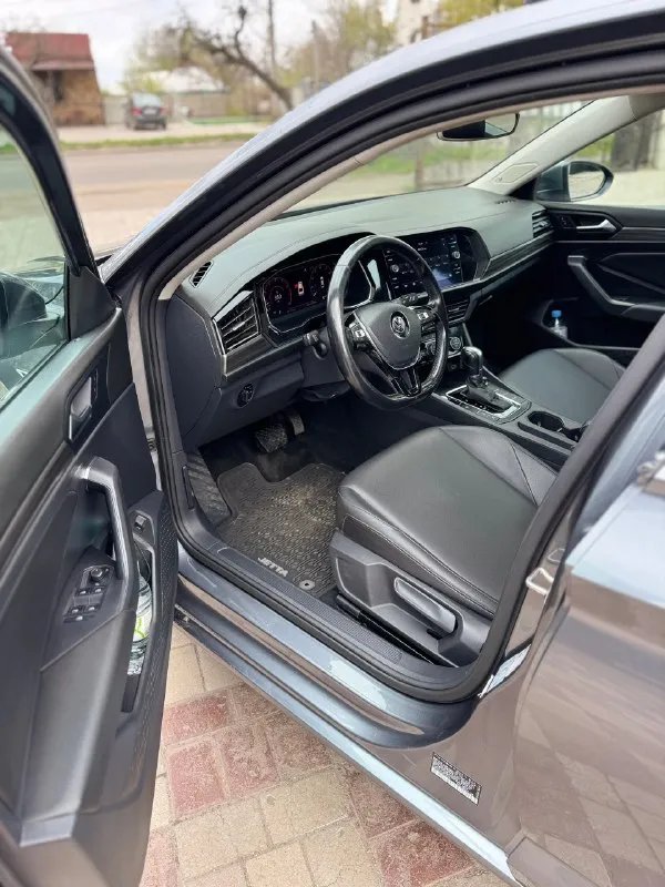 Продам volkswagen jetta sel 2019 года. мотор 1.4 turbo, коробка 8-ми ступенчатый автомат. богатая комплектация: климат контроль, панорама, электронная приборка, музыка beats, адаптивный круиз контроль, удержание в полосе. все стекла заводские, подушки не стреляли. 2 комплекта шин на дисках лето r18, зима на оригинальных r16 (оба комплекта новые). машина обслужена, вложений не требует. 3vwe57bu2km102283 город: макеевка пробег: 145.000 км цена: 1.850.000 руб. (возможна продажа в кредит) ☎️ +7 (949) 373-86-22 telegram ☎️ +7 (952) 412-23-63 📞 🇷🇺 звоните: +79493738622 - фотография - 6