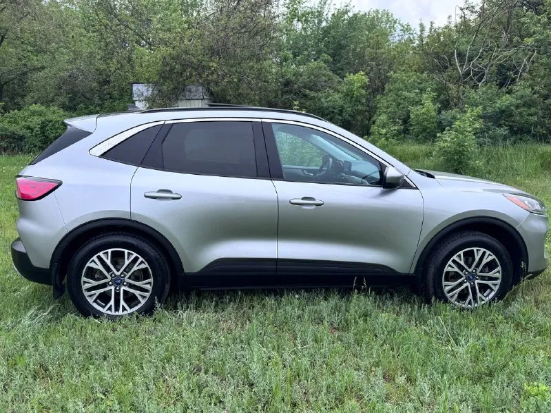 Ford escape awd 2021 1.5 турбо бензин, автомат, полный привод богатая комплектация: - кожа - бесключевой доступ - старт/стоп - слепые зоны - панорама - удержание полосы - электропривод багажника - подогрев сидений - климат контроль - carplay - выбор режима езды авто обслужено, пробег 59 т км, 2 ключа, новая летняя резина, машина здесь уже 2 года, продажа от хозяина с переоформлением. донецк, цена 2,150 млн, торг +79494840965 - фотография - 4