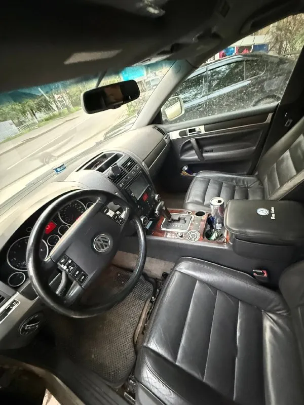 Срочно‼️ volkswagen touareg i двигатель (бензин) 3.2 год 2003 пробег 320 000 коробка автомат машина обслужена, мотор масло не ест без пневмы! салон - кожа. к машине относились аккуратно, обслуживание только хорошими расходниками юридически чистая, любые проверки. автомобиль в донецке. отличный внедорожник, сел и поехал. цена: 600 000 +79490196575 - фотография - 4