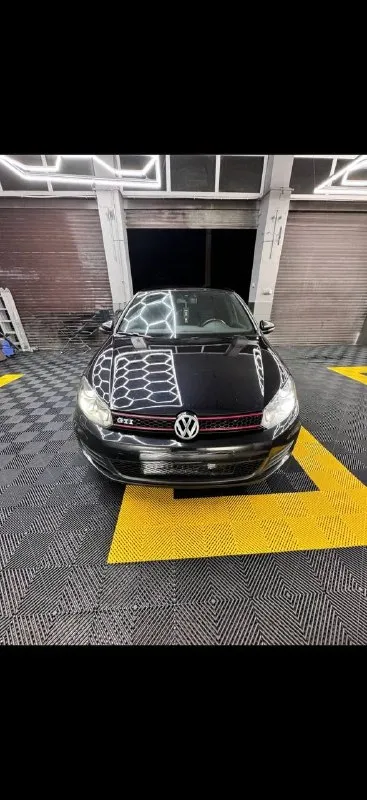Volkswagen golf gti,259 тыс оригинальный пробег,2 комплекта ключей, заводское остекление включая лобовое стекло. ✅зеленая автотека ✅двигатель: ребилдили на 170 тысячах, кованная поршневая группа, заново переуплотнена постель распредвалов, новая верхняя крышка грм, цепь третий зуб, турбина полностью отрибилжена в турбошопе около года назад, масло строго motul, все уплотнения на подачу и слив масла в турбине новые, все разъемы поменяны, красные катушки ngk. ✅dsg:dq250 усиленная с дизельного автомобиля, прошивка:tvs st2. ✅ходовая: kyb ultra-sr+ пружины eibach pro-kit -30 ✅тормоза:перед 345 4х поршневые, зад 310 golf r ✅впуск:apr carbonio ✅охлаждения: установлен интеркулер от golf r, новый радиатор кондиционера+новый компрессор кондиционера, новый основной ✅магнитола с car-play(rdc-360) ✅сигнализация с gps модулем+автозапуск ✅оптика:адаптивный bi-led модули в фары ✅ полная шумоизоляция! цена 1 🍋200! небольшой торг! все вопросы по телефону ! +79495139777 📲 tg: @kyrban_228 📞 звоните: +7(949)5139777 - фотография - 1