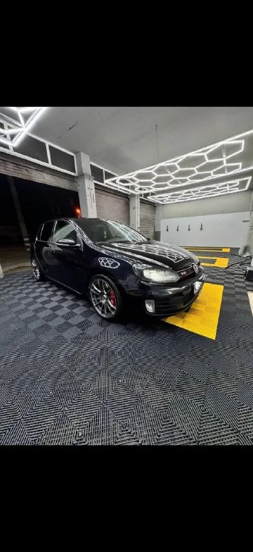 Volkswagen golf gti,259 тыс оригинальный пробег,2 комплекта ключей, заводское остекление включая лобовое стекло. ✅зеленая автотека ✅двигатель: ребилдили на 170 тысячах, кованная поршневая группа, заново переуплотнена постель распредвалов, новая верхняя крышка грм, цепь третий зуб, турбина полностью отрибилжена в турбошопе около года назад, масло строго motul, все уплотнения на подачу и слив масла в турбине новые, все разъемы поменяны, красные катушки ngk. ✅dsg:dq250 усиленная с дизельного автомобиля, прошивка:tvs st2. ✅ходовая: kyb ultra-sr+ пружины eibach pro-kit -30 ✅тормоза:перед 345 4х поршневые, зад 310 golf r ✅впуск:apr carbonio ✅охлаждения: установлен интеркулер от golf r, новый радиатор кондиционера+новый компрессор кондиционера, новый основной ✅магнитола с car-play(rdc-360) ✅сигнализация с gps модулем+автозапуск ✅оптика:адаптивный bi-led модули в фары ✅ полная шумоизоляция! цена 1 🍋200! небольшой торг! все вопросы по телефону ! +79495139777 📲 tg: @kyrban_228 📞 звоните: +7(949)5139777 - фотография - 2