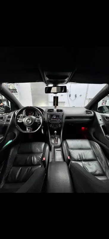 Volkswagen golf gti,259 тыс оригинальный пробег,2 комплекта ключей, заводское остекление включая лобовое стекло. ✅зеленая автотека ✅двигатель: ребилдили на 170 тысячах, кованная поршневая группа, заново переуплотнена постель распредвалов, новая верхняя крышка грм, цепь третий зуб, турбина полностью отрибилжена в турбошопе около года назад, масло строго motul, все уплотнения на подачу и слив масла в турбине новые, все разъемы поменяны, красные катушки ngk. ✅dsg:dq250 усиленная с дизельного автомобиля, прошивка:tvs st2. ✅ходовая: kyb ultra-sr+ пружины eibach pro-kit -30 ✅тормоза:перед 345 4х поршневые, зад 310 golf r ✅впуск:apr carbonio ✅охлаждения: установлен интеркулер от golf r, новый радиатор кондиционера+новый компрессор кондиционера, новый основной ✅магнитола с car-play(rdc-360) ✅сигнализация с gps модулем+автозапуск ✅оптика:адаптивный bi-led модули в фары ✅ полная шумоизоляция! цена 1 🍋200! небольшой торг! все вопросы по телефону ! +79495139777 📲 tg: @kyrban_228 📞 звоните: +7(949)5139777 - фотография - 3