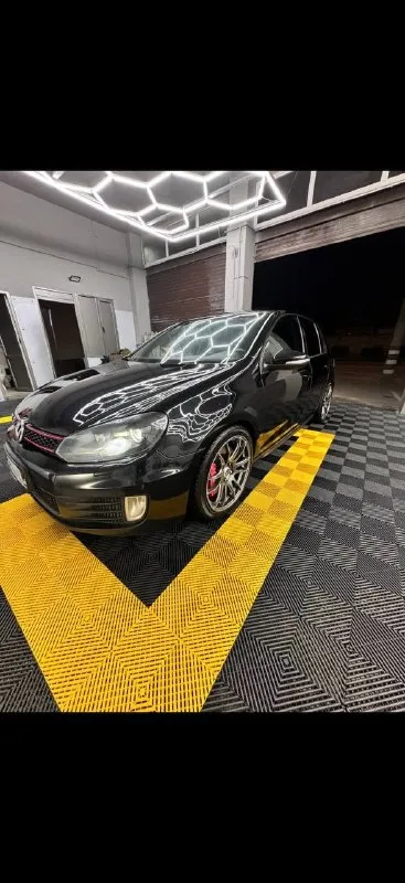 Volkswagen golf gti,259 тыс оригинальный пробег,2 комплекта ключей, заводское остекление включая лобовое стекло. ✅зеленая автотека ✅двигатель: ребилдили на 170 тысячах, кованная поршневая группа, заново переуплотнена постель распредвалов, новая верхняя крышка грм, цепь третий зуб, турбина полностью отрибилжена в турбошопе около года назад, масло строго motul, все уплотнения на подачу и слив масла в турбине новые, все разъемы поменяны, красные катушки ngk. ✅dsg:dq250 усиленная с дизельного автомобиля, прошивка:tvs st2. ✅ходовая: kyb ultra-sr+ пружины eibach pro-kit -30 ✅тормоза:перед 345 4х поршневые, зад 310 golf r ✅впуск:apr carbonio ✅охлаждения: установлен интеркулер от golf r, новый радиатор кондиционера+новый компрессор кондиционера, новый основной ✅магнитола с car-play(rdc-360) ✅сигнализация с gps модулем+автозапуск ✅оптика:адаптивный bi-led модули в фары ✅ полная шумоизоляция! цена 1 🍋200! небольшой торг! все вопросы по телефону ! +79495139777 📲 tg: @kyrban_228 📞 звоните: +7(949)5139777 - фотография - 6