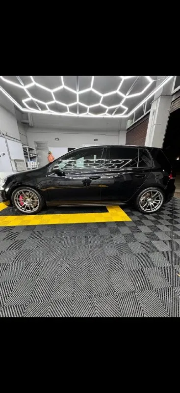 Volkswagen golf gti,259 тыс оригинальный пробег,2 комплекта ключей, заводское остекление включая лобовое стекло. ✅зеленая автотека ✅двигатель: ребилдили на 170 тысячах, кованная поршневая группа, заново переуплотнена постель распредвалов, новая верхняя крышка грм, цепь третий зуб, турбина полностью отрибилжена в турбошопе около года назад, масло строго motul, все уплотнения на подачу и слив масла в турбине новые, все разъемы поменяны, красные катушки ngk. ✅dsg:dq250 усиленная с дизельного автомобиля, прошивка:tvs st2. ✅ходовая: kyb ultra-sr+ пружины eibach pro-kit -30 ✅тормоза:перед 345 4х поршневые, зад 310 golf r ✅впуск:apr carbonio ✅охлаждения: установлен интеркулер от golf r, новый радиатор кондиционера+новый компрессор кондиционера, новый основной ✅магнитола с car-play(rdc-360) ✅сигнализация с gps модулем+автозапуск ✅оптика:адаптивный bi-led модули в фары ✅ полная шумоизоляция! цена 1 🍋200! небольшой торг! все вопросы по телефону ! +79495139777 📲 tg: @kyrban_228 📞 звоните: +7(949)5139777 - фотография - 7