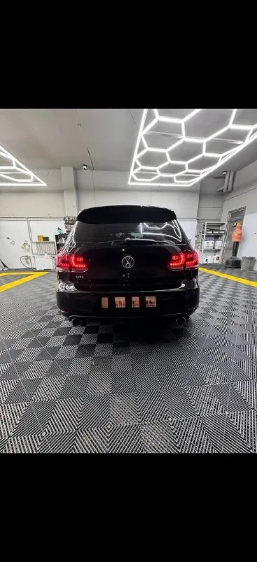 Volkswagen golf gti,259 тыс оригинальный пробег,2 комплекта ключей, заводское остекление включая лобовое стекло. ✅зеленая автотека ✅двигатель: ребилдили на 170 тысячах, кованная поршневая группа, заново переуплотнена постель распредвалов, новая верхняя крышка грм, цепь третий зуб, турбина полностью отрибилжена в турбошопе около года назад, масло строго motul, все уплотнения на подачу и слив масла в турбине новые, все разъемы поменяны, красные катушки ngk. ✅dsg:dq250 усиленная с дизельного автомобиля, прошивка:tvs st2. ✅ходовая: kyb ultra-sr+ пружины eibach pro-kit -30 ✅тормоза:перед 345 4х поршневые, зад 310 golf r ✅впуск:apr carbonio ✅охлаждения: установлен интеркулер от golf r, новый радиатор кондиционера+новый компрессор кондиционера, новый основной ✅магнитола с car-play(rdc-360) ✅сигнализация с gps модулем+автозапуск ✅оптика:адаптивный bi-led модули в фары ✅ полная шумоизоляция! цена 1 🍋200! небольшой торг! все вопросы по телефону ! +79495139777 📲 tg: @kyrban_228 📞 звоните: +7(949)5139777 - фотография - 8