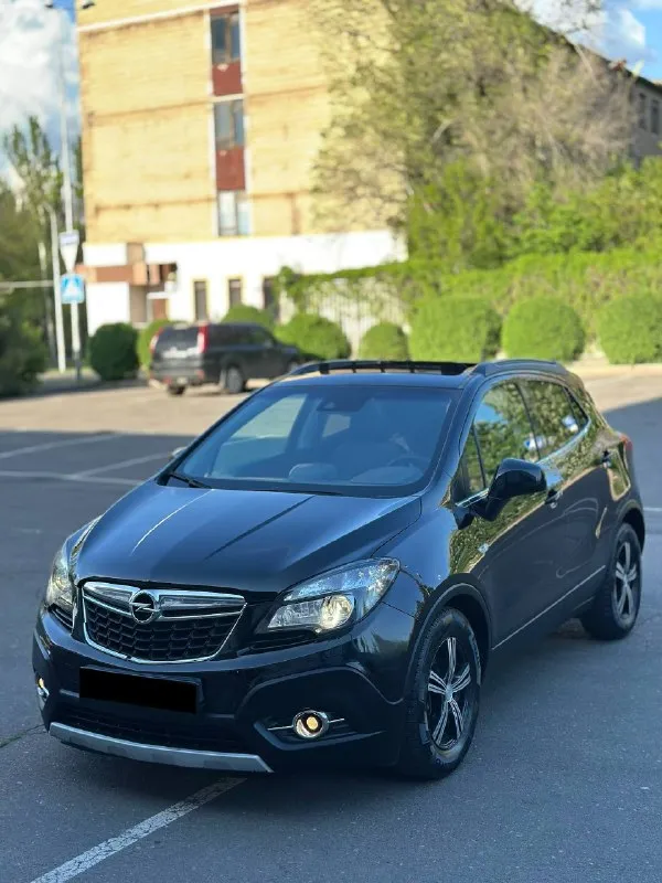 Марка - opel mokka 🚘 год выпуска- 2015г декабрь пробег - 151.000км родной! полностью обслужен! - 1.4 турбо бензин. коробка самая надежная автомат aisin 6ст автомобиль полностью в заводском окрасе, без каких либо дтп! автотека полностью зеленая пишет срочно на осмотр последняя фотография➡️ автомобиль полностью обслужен, все масла фильтра, колодки ходовая часть полностью обслужена, вложений никаких не требует от слова совсем! максимальная комплектация cosmo: люк. адаптивный круиз контроль. удержание полосы. распознавание знаков. подогревы сидений зеркал лобового и руля! двух зонный климат контроля. авто свет. авто дождь. навигация. громкая связь блютус аукс. кожаный мультируль. партроники передние и задние, камера заднего хода. розетка 220w дорогие покупатели, автомобиль в отличном состоянии, приехали посмотрели и купили ▶️смотреть больше фото◀️ цена 1.290.000₽ телефон +79490518507 📲 tg: @alligator_0888 📞 звоните: +7(949)0518507 - фотография - 2