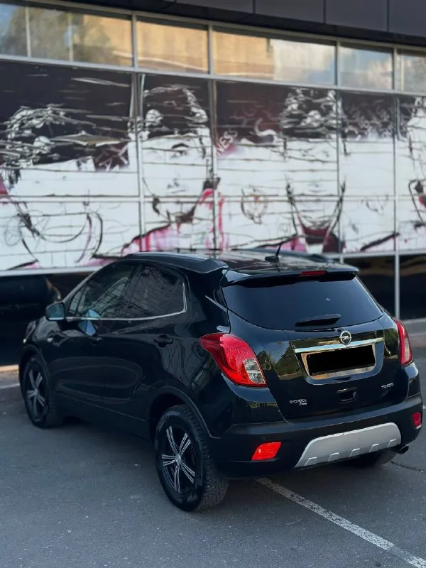 Марка - opel mokka 🚘 год выпуска- 2015г декабрь пробег - 151.000км родной! полностью обслужен! - 1.4 турбо бензин. коробка самая надежная автомат aisin 6ст автомобиль полностью в заводском окрасе, без каких либо дтп! автотека полностью зеленая пишет срочно на осмотр последняя фотография➡️ автомобиль полностью обслужен, все масла фильтра, колодки ходовая часть полностью обслужена, вложений никаких не требует от слова совсем! максимальная комплектация cosmo: люк. адаптивный круиз контроль. удержание полосы. распознавание знаков. подогревы сидений зеркал лобового и руля! двух зонный климат контроля. авто свет. авто дождь. навигация. громкая связь блютус аукс. кожаный мультируль. партроники передние и задние, камера заднего хода. розетка 220w дорогие покупатели, автомобиль в отличном состоянии, приехали посмотрели и купили ▶️смотреть больше фото◀️ цена 1.290.000₽ телефон +79490518507 📲 tg: @alligator_0888 📞 звоните: +7(949)0518507 - фотография - 5