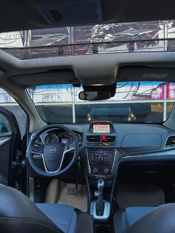 Марка - opel mokka 🚘 год выпуска- 2015г декабрь пробег - 151.000км родной! полностью обслужен! - 1.4 турбо бензин. коробка самая надежная автомат aisin 6ст автомобиль полностью в заводском окрасе, без каких либо дтп! автотека полностью зеленая пишет срочно на осмотр последняя фотография➡️ автомобиль полностью обслужен, все масла фильтра, колодки ходовая часть полностью обслужена, вложений никаких не требует от слова совсем! максимальная комплектация cosmo: люк. адаптивный круиз контроль. удержание полосы. распознавание знаков. подогревы сидений зеркал лобового и руля! двух зонный климат контроля. авто свет. авто дождь. навигация. громкая связь блютус аукс. кожаный мультируль. партроники передние и задние, камера заднего хода. розетка 220w дорогие покупатели, автомобиль в отличном состоянии, приехали посмотрели и купили ▶️смотреть больше фото◀️ цена 1.290.000₽ телефон +79490518507 📲 tg: @alligator_0888 📞 звоните: +7(949)0518507 - фотография - 7