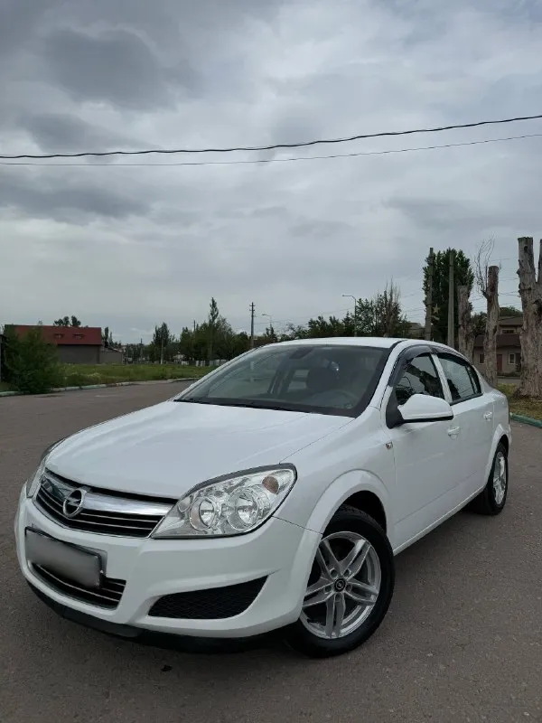 Opel astra h - 2011 год, седан, 1.8 бензин, механика, прочитайте всю информацию про автомобиль внимательно! в продаже капсула времени! любые проверки, сто и тд! автотека и вся история прозрачная и совпадает с описанием!!! родного пробега 99 тысяч километров! один собственник за всю историю, машина покупалась в официальном дилере, эксплуатация сугубо местная! весь комплект ключей! самая полнейшая комплектация которая существует, парктроники, климат контроль двух зонный, подогрев сидений, круиз контроль, и много чего еще! так же стоит дорогая сигнализация. второй комплект зимней резине на дисках в подарок цена 950.000 тысяч рублей для более детальной информации звоните ! +79495180296 📲 tg: @donbass7770 📞 звоните: +7(949)5180296 - фотография - 2