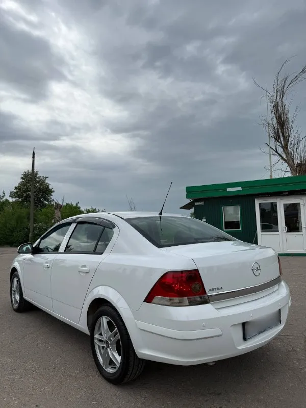 Opel astra h - 2011 год, седан, 1.8 бензин, механика, прочитайте всю информацию про автомобиль внимательно! в продаже капсула времени! любые проверки, сто и тд! автотека и вся история прозрачная и совпадает с описанием!!! родного пробега 99 тысяч километров! один собственник за всю историю, машина покупалась в официальном дилере, эксплуатация сугубо местная! весь комплект ключей! самая полнейшая комплектация которая существует, парктроники, климат контроль двух зонный, подогрев сидений, круиз контроль, и много чего еще! так же стоит дорогая сигнализация. второй комплект зимней резине на дисках в подарок цена 950.000 тысяч рублей для более детальной информации звоните ! +79495180296 📲 tg: @donbass7770 📞 звоните: +7(949)5180296 - фотография - 3