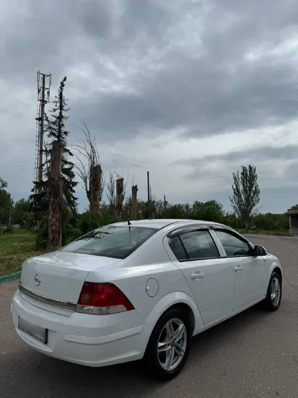 Opel astra h - 2011 год, седан, 1.8 бензин, механика, прочитайте всю информацию про автомобиль внимательно! в продаже капсула времени! любые проверки, сто и тд! автотека и вся история прозрачная и совпадает с описанием!!! родного пробега 99 тысяч километров! один собственник за всю историю, машина покупалась в официальном дилере, эксплуатация сугубо местная! весь комплект ключей! самая полнейшая комплектация которая существует, парктроники, климат контроль двух зонный, подогрев сидений, круиз контроль, и много чего еще! так же стоит дорогая сигнализация. второй комплект зимней резине на дисках в подарок цена 950.000 тысяч рублей для более детальной информации звоните ! +79495180296 📲 tg: @donbass7770 📞 звоните: +7(949)5180296 - фотография - 4