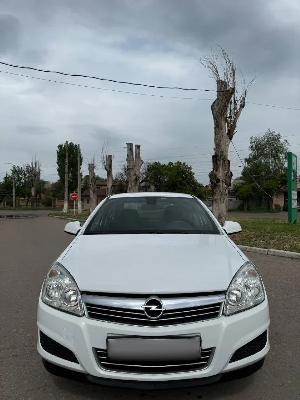 Opel astra h - 2011 год, седан, 1.8 бензин, механика, прочитайте всю информацию про автомобиль внимательно! в продаже капсула времени! любые проверки, сто и тд! автотека и вся история прозрачная и совпадает с описанием!!! родного пробега 99 тысяч километров! один собственник за всю историю, машина покупалась в официальном дилере, эксплуатация сугубо местная! весь комплект ключей! самая полнейшая комплектация которая существует, парктроники, климат контроль двух зонный, подогрев сидений, круиз контроль, и много чего еще! так же стоит дорогая сигнализация. второй комплект зимней резине на дисках в подарок цена 950.000 тысяч рублей для более детальной информации звоните ! +79495180296 📲 tg: @donbass7770 📞 звоните: +7(949)5180296 - фотография - 5