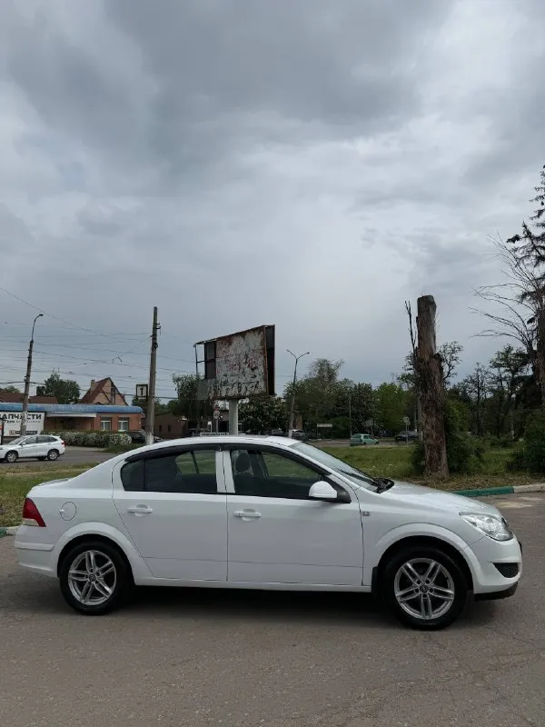 Opel astra h - 2011 год, седан, 1.8 бензин, механика, прочитайте всю информацию про автомобиль внимательно! в продаже капсула времени! любые проверки, сто и тд! автотека и вся история прозрачная и совпадает с описанием!!! родного пробега 99 тысяч километров! один собственник за всю историю, машина покупалась в официальном дилере, эксплуатация сугубо местная! весь комплект ключей! самая полнейшая комплектация которая существует, парктроники, климат контроль двух зонный, подогрев сидений, круиз контроль, и много чего еще! так же стоит дорогая сигнализация. второй комплект зимней резине на дисках в подарок цена 950.000 тысяч рублей для более детальной информации звоните ! +79495180296 📲 tg: @donbass7770 📞 звоните: +7(949)5180296 - фотография - 6